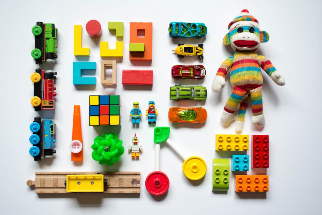 Un flatlay de jouets multicolores