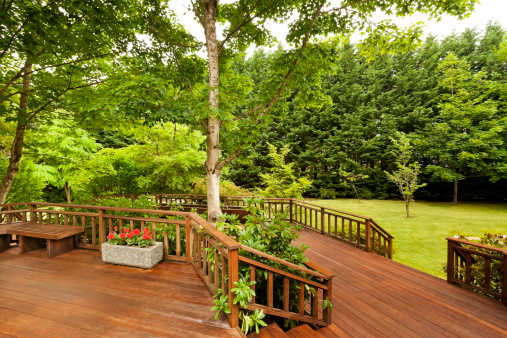 Pensez à traiter votre terrasse en bois de temps en temps. / Source image : Gettyimages