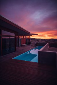 couloir de nage sur terrasse en bois au coucher du soleil
