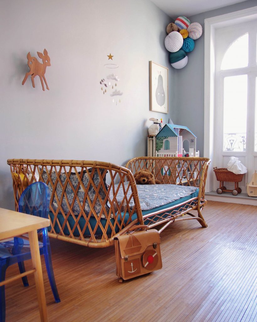 Un chambre d'enfant avec une déco en rotin