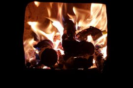 Un feu de bois dans un foyer de poêle