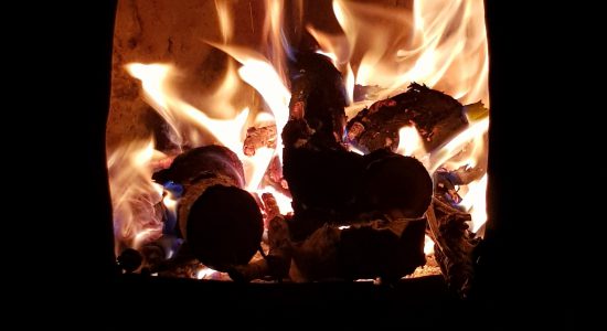 Un feu de bois dans un foyer de poêle