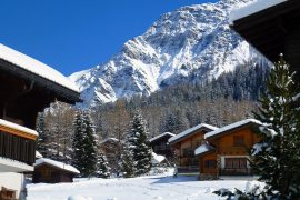 chalets enneigés à la montagne par beau temps