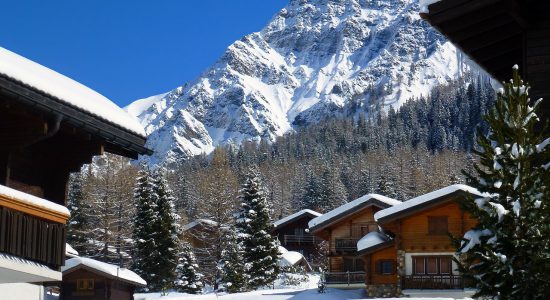 chalets enneigés à la montagne par beau temps